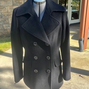 60% wool  35% polyester and 5% other fibers London Fog pea coat. Poly lining M